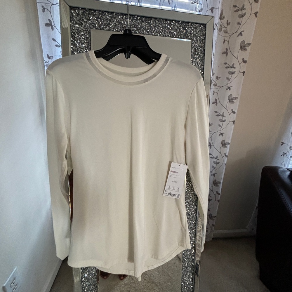 New with Tag! Athleta Cream Top!